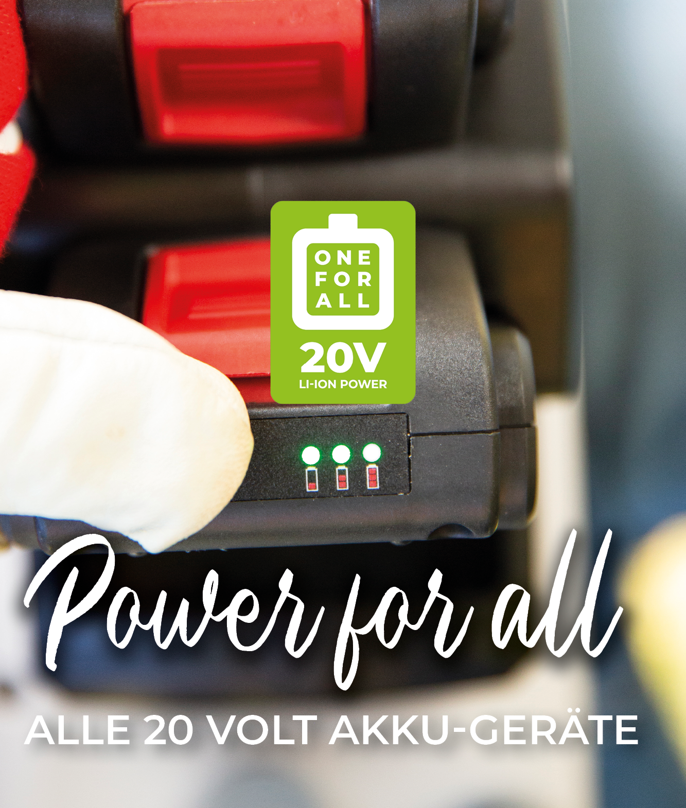 Finger zeigt auf die volle Ladeanzeige eines Akkus